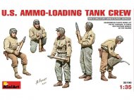 Американский танковый экипаж за погрузкой боеприпасов
